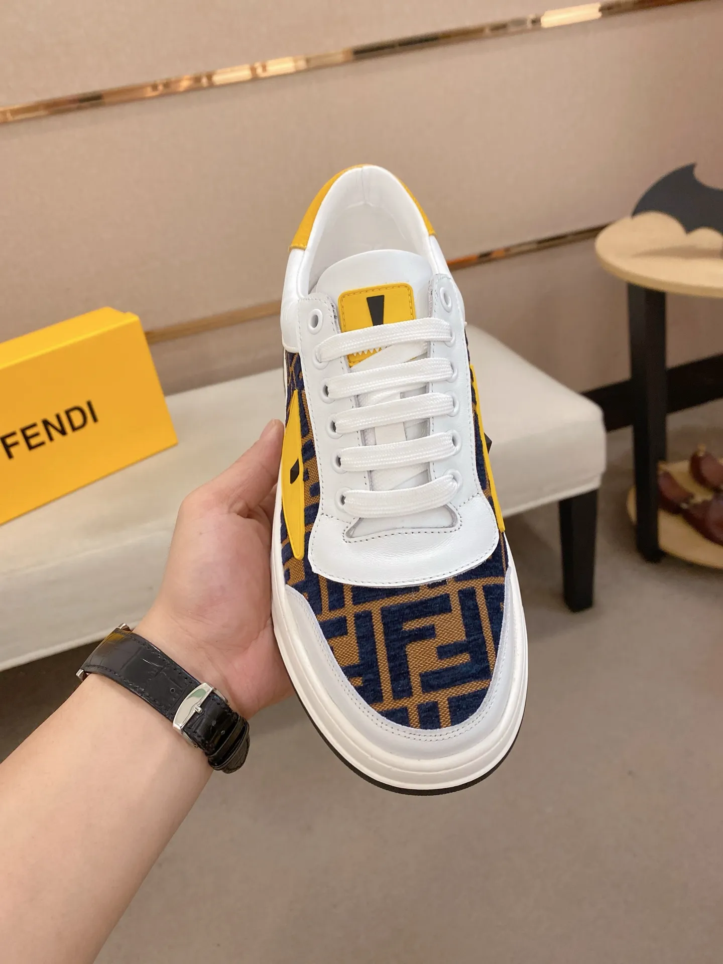 Men's shoes💰: 400💰[Fendi] Fendi's latest casual shoes for men! Available at counters simultaneously! A one-to-one replica of the original. All imported official website one-to-one cowhide fabric. The interior is made of top-grade sheepskin, and the original factory-supplied rubber outsole is used. Leading new fashion concepts. Matching code: 38-44. (can be customized for 45 non-refundable)